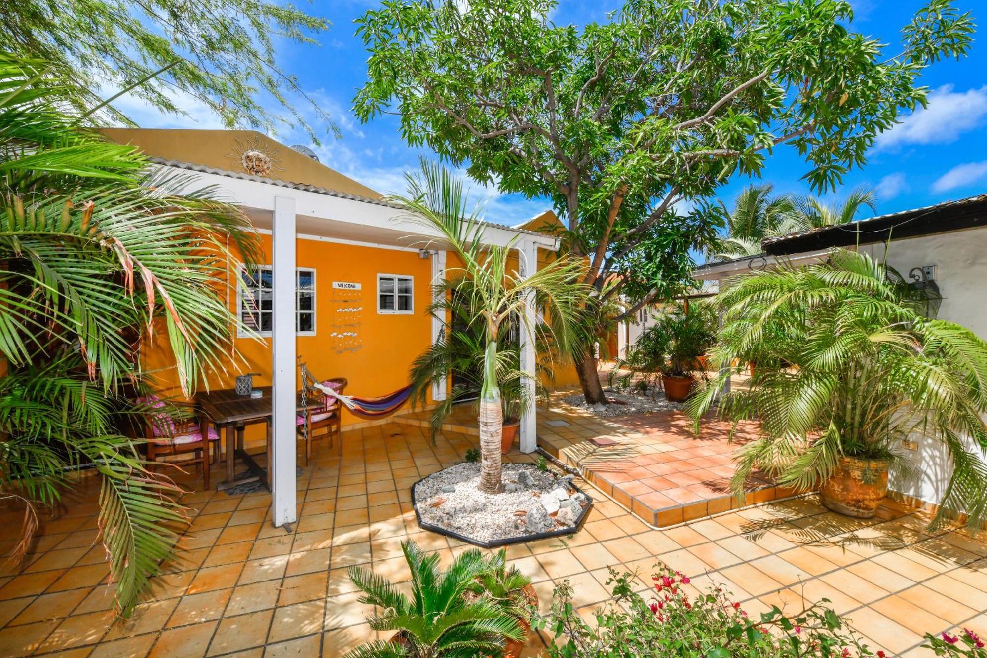 Brisas Studio Apartments (Adults Only) Palm Beach Екстер'єр фото